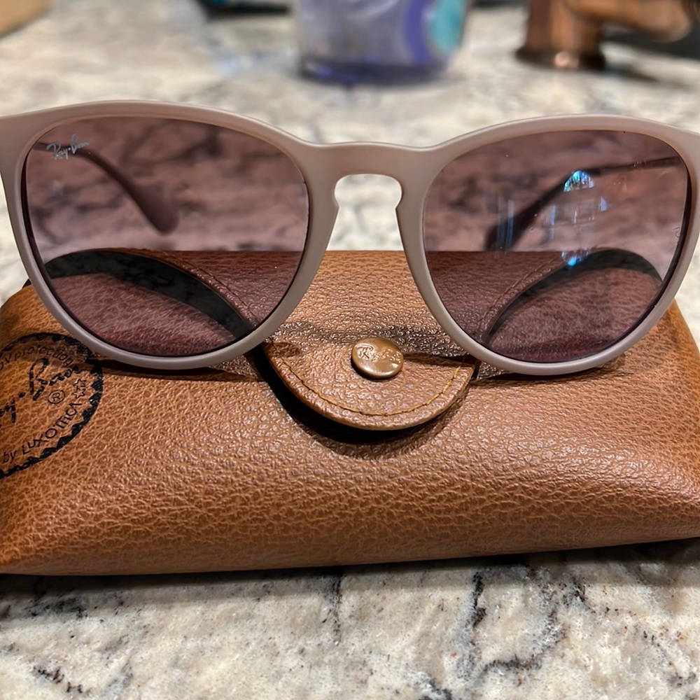 Rayban Erika sunglasses. Taupe color